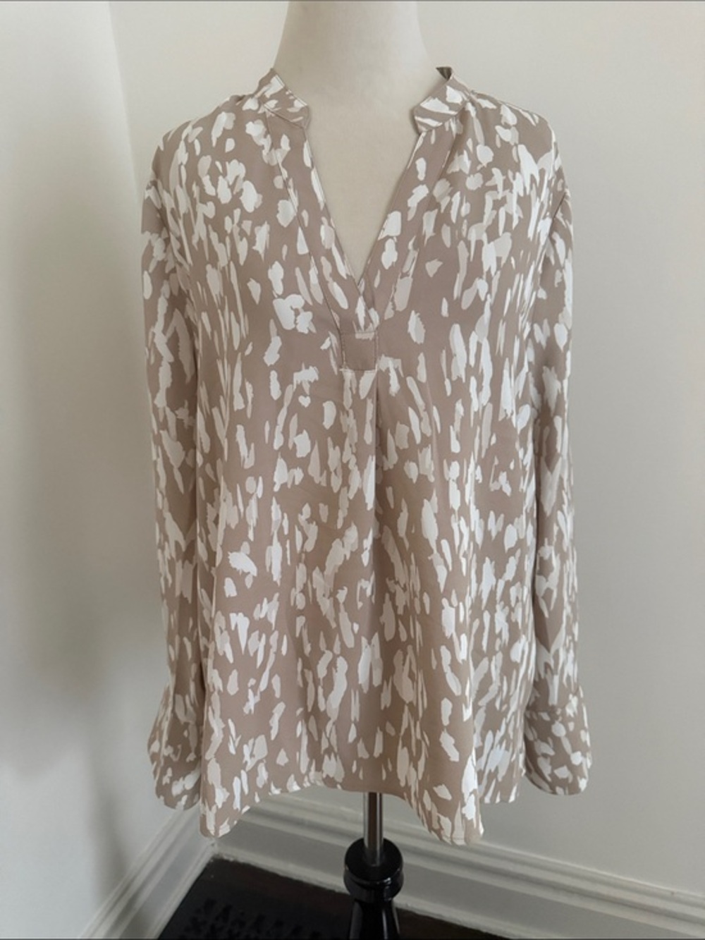 Vince Camuto Abstract Animal Print V-Neck Long Sleeve Top - White & Taupe Large